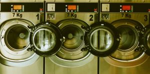 Lessive : Peut‑on passer de 50 à 5 ingrédients et toujours avoir un linge propre ?