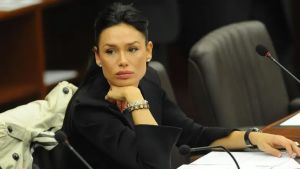 Sull’adozione di Nicole Minetti il tribunale di Venezia dichiarò: “Minore in stato di abbandono”