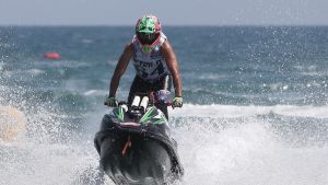 Amb motos d’aigua i els peus a la galleda, un despropòsit a Empuriabrava