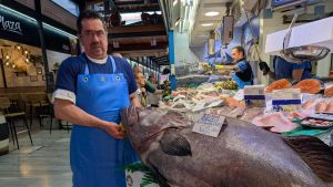 Un espectacular mero de 65 kilos, a la venta en una conocida pescadería de Avilés: 