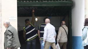 Guías caninos, agentes de la secreta y expectación vecinal: espectacular redada policial contra el tráfico de armas en Gijón