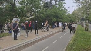 Studenti postavljaju štandove u Novom Sadu i dele nalepnice: Nedaleko od njih stoje naprednjaci