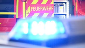 Firmengebäude brennt – Verkehrsbehinderungen durch Sperrungen rund um Lörrach