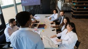 Quando a lei muda, o risco muda: o que a nova jornada de trabalho exige das empresas