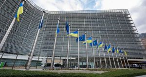 Из цяла Европа се веят украински знамена. А у нас се хващат за едно тв студио (СНИМКИ)