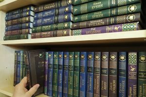 «Даже соснуть не предложат»: российские школьники усваивают книги только по мемам