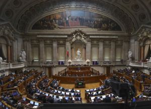 Como se fragilizam as democracias? O desafio dos partidos de representar a sociedade real