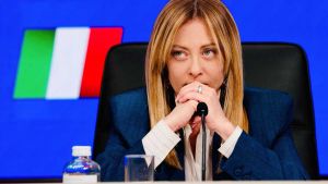 Meloni e sdegno: furia contro Mediaset per le accuse a Nordio. Lo spettro del sabotaggio dei Berlusconi. La Rai richiama Ranucci