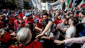 Evidentemente solo a re Carlo sarebbe concesso fare umorismo macabro sulla Brigata ebraica