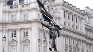 Statua sa potpisom Benksija postavljena u Londonu
