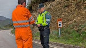 Casi atropella a un operario en la carretera de San Isidro, se estrella e intenta engañar a la Guardia Civil: localizado un joven de Pontevedra acusado de conducción temeraria
