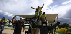 Congresso tenta aliviar pena de Bolsonaro após rejeitar Messias