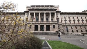 Droga in tribunale al compagno detenuto. Gli dà una dose a fine udienza: arrestata