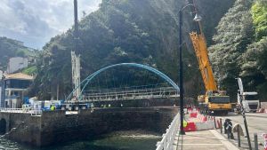Operación finalizada con éxito: expectación en Cudillero ante la retirada de la icónica pasarela de acceso peatonal al anfiteatro