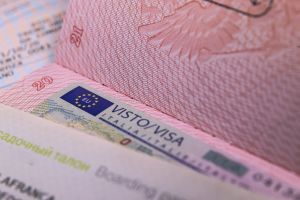 «Виза — не гарантия въезда»: россиянина не пустили во Францию с действующим шенгеном