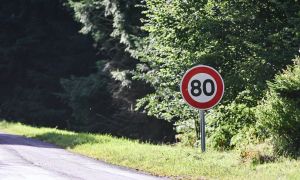 Limitation à 80 km/h dans les départements : une réforme imposée sur une preuve fragile