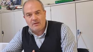 Due semafori lampeggianti per il ponte