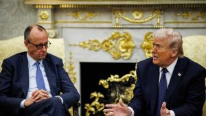Trump attacca gli alleati, primo di tutti Merz, ma per Hormuz lavora a una coalizione