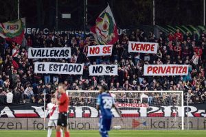 « Anticapitalistes en lutte contre le football moderne » : à Madrid, les supporters du Rayo Vallecano, garants d’un club populaire