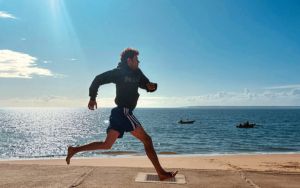« Courir à la catastrophe » d’Antoine Heuillet : mélancolie et flamboyance d’une jeunesse gay