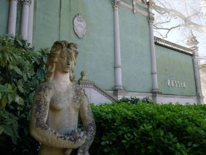 Ma in questo braccio di ferro ci perde solo l'Italia