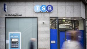 El Sabadell culmina la venta de TSB a Santander por 3.300 millones y lanza un dividendo histórico de 50 céntimos por acción