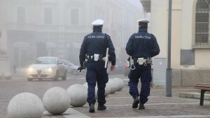 Mortara, strappa il ciondolo all’anziana: arrestato fuori dal compro oro