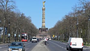 Menschenleerer Ort des Tages: Helmut-Kohl-Allee