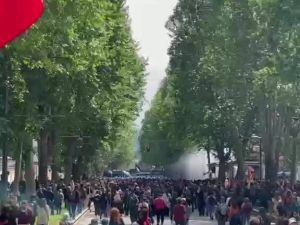 Torino, gli scontri tra antagonisti e polizia