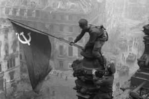 Штурмовой флаг №5: 81 год назад над Рейхстагом было водружено Знамя Победы