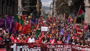 La manifestación del 1 de mayo en Barcelona clama contra una nueva subida de precios: 