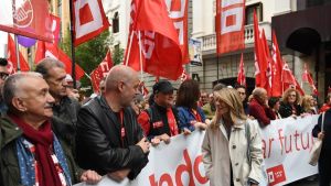 La manifestación central del Primero de Mayo llama a subir los sueldos y actuar contra el 