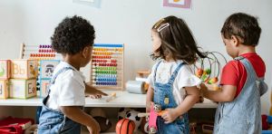 Moins d’enfants, mêmes désirs : que révèle la baisse de la fécondité ?