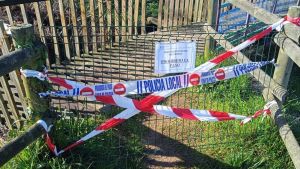 Castrillón cierra la pasarela de Las Meruxeras por motivos de seguridad y reclama al Principado que asuma su mantenimiento