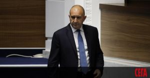 Радев е положил ръка върху кобура