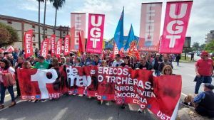 Miles de manifestantes reclaman subidas salariales y “frenar a la ultraderecha” en la marcha del 1 de mayo en Gijón