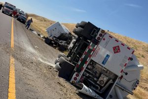 Interstate 5 near Patterson fully shut down after big rig topples over