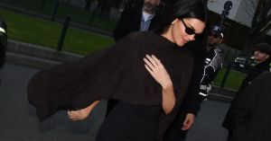 Kendall Jenner, Gucci e os novos códigos de desejo do vestido midi 90´s