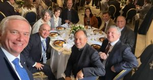 ¿Un simple almuerzo entre compañeros de curso?