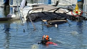 Barche in fiamme, donna fugge e vola in acqua: salvata da un diportista