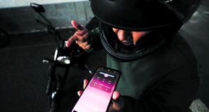 Ponen bombas a humildes peruanos