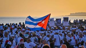 Una multitud celebra el 1 de Mayo en Cuba bajo la amenaza de quedarse otra vez sin energía y en medio de nuevas sanciones de Trump