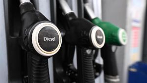 Crisi dei carburanti: la benzina va verso i 2 euro al litro. Il caso della durata del taglio delle accise e le polemiche
