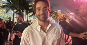 Humberto Carrão esnoba Shakira ao elogiar outros nomes em Copacabana
