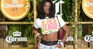 Erika Januza erra feio no look para Shakira com lingerie aparente