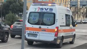 Livorno, anziana rapinata in via Fratelli Gigli: un uomo le strappa la collana d'oro dal collo