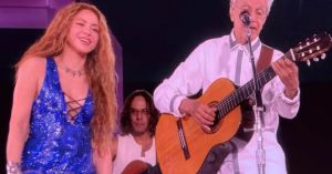 Caetano Veloso tem voz ‘apagada’ em tímida apresentação com Shakira