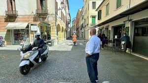 Via Dante diventa pedonale: niente auto tra corso Milano e la piazza