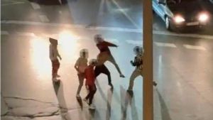 Conmoción en Avilés por una multitudinaria pelea en pleno centro: puñetazos en un paso de cebra, gritos de 