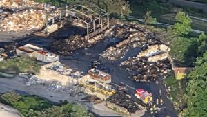 Großbrand auf Kreismülldeponie Lachengraben: Das Feuer tobt gefährlich nah am Wald